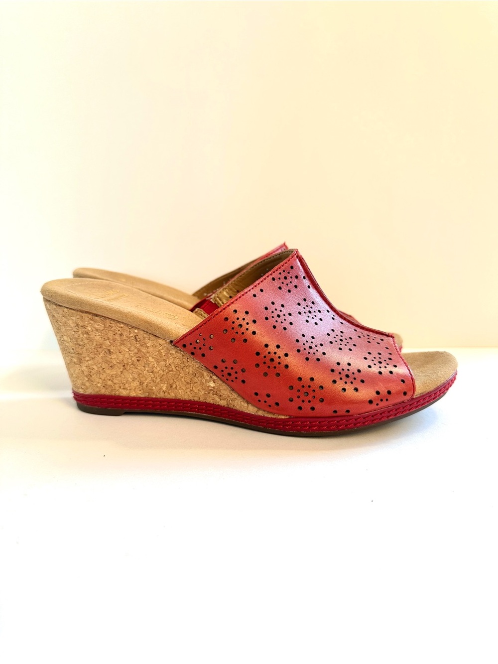 CLARKS WOMENS HELIO CORRIDOR RED PERFORATED LEATHER CORK WEDGE SANDALS NEW Sz8.5 - Picture 2 of 12